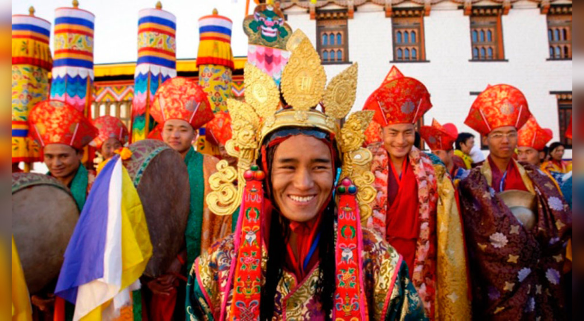 Бутан счастье. Королевство бутан жители. Бутан Министерство счастья. Бутан королевство счастливых. Королевство бутан культура.