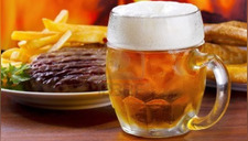 Combinar cerveza con carne evitaría el riesgo de cáncer, según estudio 