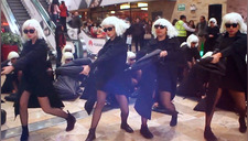 ¡Invasión Atómica en Lima! Bailarinas se apoderan de centro comercial en nombre de Charlize Theron