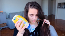 Ella echa mayonesa a su cabello, al saber por qué, querrás imitarla (VÍDEO)