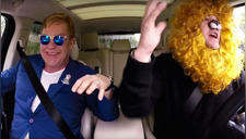 ¿Te imaginas a Elton John bailando y cantando karaoke de sus propias canciones? (VÍDEO)