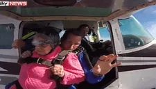 Abuelita reta a la gravedad y celebra su 94 cumpleaños lanzándose de un paracaídas (VIDEO)