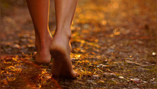 ¿Te gusta caminar descalzo? 9 increíbles beneficios de este inusual hábito