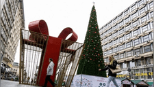 Navidad: pusieron un árbol de plástico de más de 83.000 euros y estalló la polémica [FOTOS] 