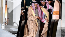 Rey de Arabia Saudita tuvo bochornoso incidente mientras bajaba de avión, no creerás lo que hizo (VIDEO)