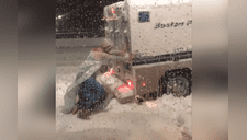 Hombre se disfrazó de Elsa de Frozen y rescató camioneta atrapada en la nieve [VIDEO] 
