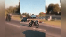 Motociclista se cree ‘Superman’ y realiza arriesgada hazaña en carretera [VIDEO] 