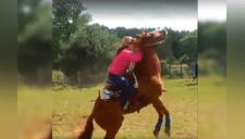 Mujer va de paseo al campo y termina aplastada por un caballo [VIDEO]