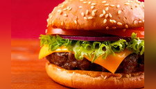 “Por favor, escúpela”: El desagradable ‘ingrediente’ que un hombre descubrió en su hamburguesa