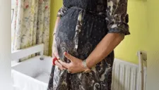 Mujer de 67 años embarazada de gemelos se niega a seguir consejo médico de abortar