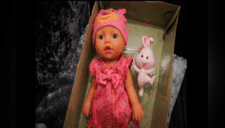 Muñeca es quemada por los padres porque le decía "puras groserías" a su hija [VIDEO]
