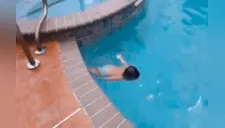 Bebé de un año asombra a miles nadando como experta en una piscina [VIDEO]