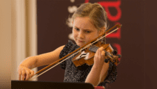 Niña prodigio es considerada “la pequeña Mozart”; a los 7 años ya compuso su primera ópera [VIDEO] 
