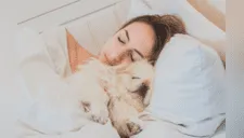 Estudio revela por qué las mujeres duermen mejor con su perro que con su pareja