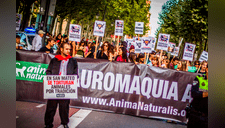  Animalistas “ensangrentados” se desnudan y dejan polémico mensaje a sus críticos [FOTOS] 
