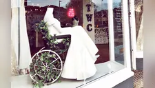 Tienda de novias se vuelve tendencia al exhibir maniquí en silla de ruedas [FOTOS]