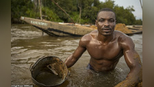 Mineros de Camerún encienden redes sociales con sus músculos [FOTOS]