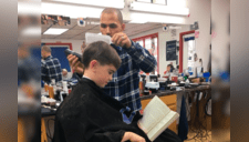 Dueño de peluquería usa peculiar forma para fomentar la lectura y autoestima en los niños [VIDEO]