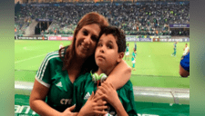 Madre lleva a su hijo ciego al estadio y le relata a detalle los partidos de fútbol [VIDEO]