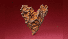¿Buscas un regalo “original” para San Valentín? Subastan un meteorito en forma de corazón [FOTO]