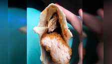 Mujer encuentra pedazo de pollo en su wrap vegetariana de McDonald´s 
