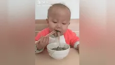Bebé come tallarines verdes con palillos chinos como todo un experto [VIDEO]