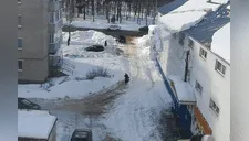 Enorme cantidad de nieve cayó sobre una mujer y el desenlace estuvo a punto de ser fatal [VIDEO]