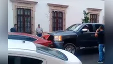 Mujer golpea el coche de su esposo al encontrarlo con la amante [VIDEO]