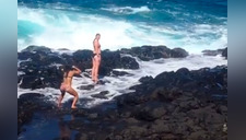 Chicas son arrastradas por ola cuando se tomaban fotos [VIDEOS]