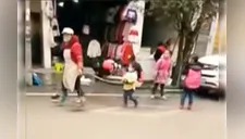 Abuela ata a nieto a su cintura mientras trabaja limpiando las calles [VIDEO]