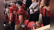 Padre utilizó un insólito truco para distraer a su hija mientras el ve un partido de fútbol [VIDEO] 