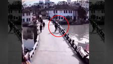 Hombre arroja por un puente a mujer con su bebé en brazos [VIDEO]