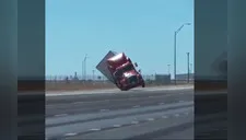 Impresionante video de un camión siendo volcado por ráfaga de viento 