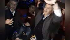 Va a buscar a su hijo a una fiesta y termina festejando junto a él [VIDEO]