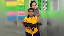 Alumno regala un gallo a profesora por su cumpleaños y la hace llorar [FOTOS] 