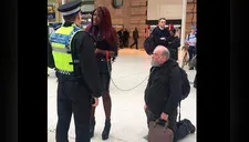 Mujer pasea a un hombre encadenado y de rodillas por estación de  tren [VIDEO]