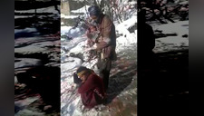Desgarrador video de un hombre arrojando por ladera a una mujer