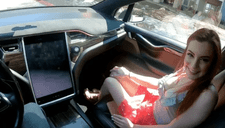 Graban escena de cine para adultos dentro de un auto Tesla que viaja en 'piloto automático' 