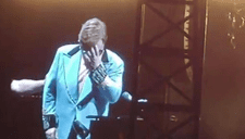 Elton John no puede terminar concierto por neumonía caminar [VIDEO]