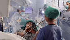 Mujer toca violín mientras le extraen tumor cerebral (VIDEO)