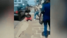 Mujer golpeaba a su pareja por infiel y ambulante se le acerca a venderle una correa (VIDEO)