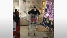 Gana concurso para llevarse en un minuto todo lo que pueda de una tienda y arrasa con los licores (VIDEO)