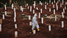 Por no acatar la ley: anti mascarillas son obligados a cavar tumbas para los fallecidos por COVID-19 en Indonesia