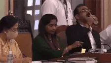 Funcionario indio bebe desinfectante de manos en lugar de agua durante conferencia y su reacción se viraliza
