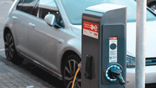 Washington prohíbe venta de autos a gasolina para 2030 y sella el futuro de la industria