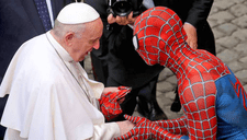Spider-Man visita al papa Francisco en el Vaticano y le entrega un regalo (VIDEO)