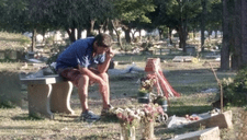 Padre escucha partidos de fútbol junto a la tumba de su hijo y conmueve las redes sociales