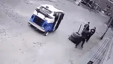 Vecinos de SJM linchan a ladrón que asaltaba a sus víctimas en mototaxi