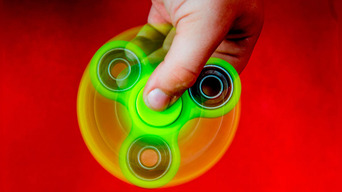 ¿Realmente el fidget spinner reduce el estrés? Especialistas explican sobre el juguete de moda