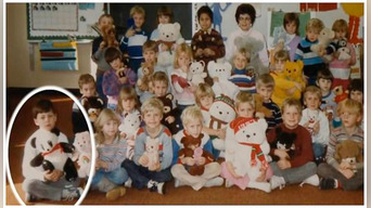 Niños posan para la foto escolar, 30 años después la maestra descubre un secreto emocionante